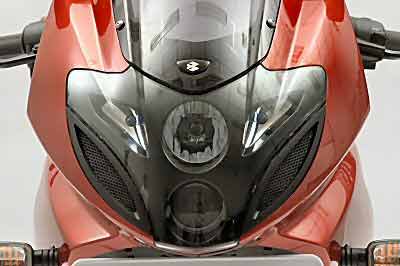 طراحی ظاهری: باید بگوییم که این موتور سیکلت در قیاس با هم ردیفانش، طراحی ظاهری خیلی جذابی ندارد و این موضوع مربوط به اندازه و فرم قسمت سر موتورسیکلت و نحوه اتصال آن به بدنه است. اگر چراغ جلوی پولسار ۲۲۰ را مستقل از بدنه بررسی کنیم میتوانیم بگوییم که این موتورسیکلت از یک چراغ زیبا بهره میبرد و علاوه بر این زیبایی این چراغ از جنس چراغهای منشوری (پریزماتیک) طراحی شده است تا علاوه بر مصرف انرژی کمتر شاهد روشنایی قابل توجهی باشیم. از لحاظ محبوبیت در رنگ بندیهای مختلف این موتورسیکلت هم ابتدا رنگ مشکی از محبوبیت بیشتری نزد خریداران برخوردار است و بعد از آن هم به ترتیب رنگهای قرمز و آبی قرار دارند.