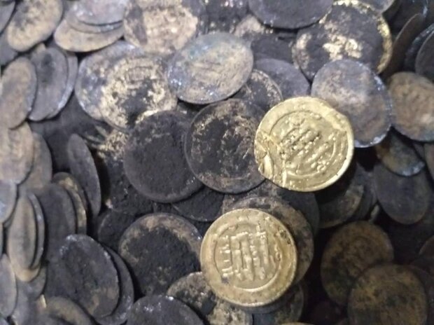دادستان عمومی و انقلاب شهر ری از کشف ۱۳۰ سکه متعلق به دوره آل بویه از اتاقک یک قبرکن در ری خبر داد.سکه‌ها به میراث فرهنگی تحویل داده شده‌ است