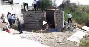 فیلمی که از تخریب آلونک یک زن سرپرست خانوار در بندرعباس به دست ماموران شهرداری در شبکه های اجتماعی دست به دست می شود.