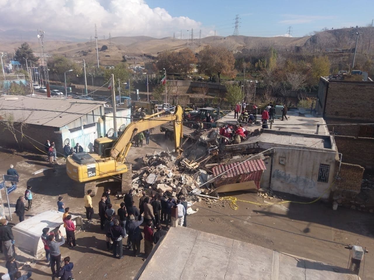 برخورد یک کامیون با منزل مسکونی در پردیس! سخنگوی سازمان اورژانس تهران:  متأسفانه سه نفر در پی این حادثه جان خود را از دست دادند.