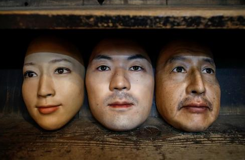 ساخت ماسک‌های صورت واقعی با فناوری سه‌بعدی در کارگاهی در شهر توکیو ژاپن/ رویترز