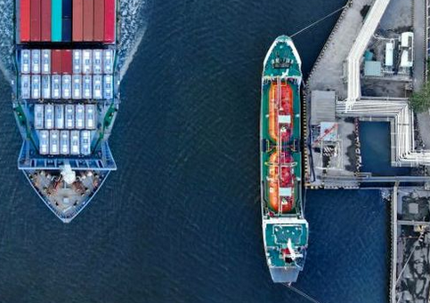 از آنجایی که ویروس کرونا موجب تغییر مسیر های سابق کشتیرانی شده و مسائلی در بندر های اروپایی به سایر فاکتور ها در تعویق بار در منطقه اضافه شده است، هزینه حمل و نقل مواد شیمیایی در کنار برخی مسیر ها به شدت افزایش یافته است.