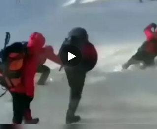 فیلمی از نجات کوهنوردان از زیر بهمن توسط گروه نجات. دیروز گروهی از کوهنوردان که با توجه به  شرایط بد جوی به ارتفاعات صعود کرده بودند گرفتار بهمن شدند.