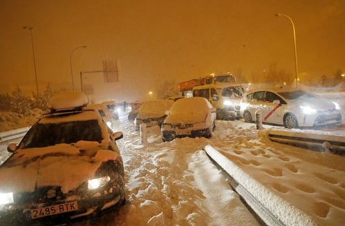 از کیک‌های و اکسن کرونا تا جشنواره هاربین ، بسته شدن اتوبان‌ها و جاده‌های اسپانیا بر اثر بارش برف سنگین/ خبرگزاری فرانسه