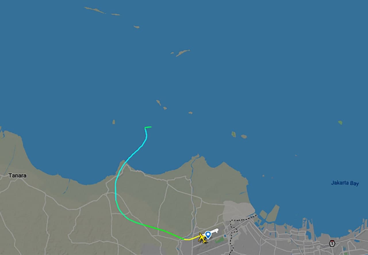 ساعاتی پیش اعلام شد، هواپیمای مسافربری اندونزی از رادار خارج شد . هواپیمای خطوط هوایی اندونزی اندکی بعد از بلند شدن از فرودگاه پایتخت این کشور، ارتباط خود را با مسئولان کنترل پرواز از دست داده است.