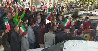 هواداران محمود احمدی نژاد صبح امروز جشن پیروزی انقلاب را نه در میدان آزادی بلکه در میدان ۷۱ نارمک و مقابل منزل او برگزار کردند. احمدی نژاد نیز به جمع هوادارانش آمد و از آنها تشکر کرد.