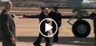 جو بایدن رئیس جمهور آمریکا هنگام ورود به هواپیمای ریاست‌جمهوری از پله‌ها افتاد