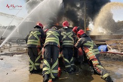 پالایشگاه تهران در آتش و تلاش برای اطفاء حریق