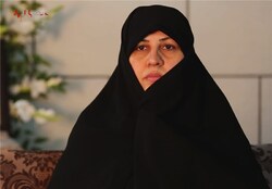 مادر شهید مدافع حرم: شما فریب نخورید و با آمریکا دست ندهید