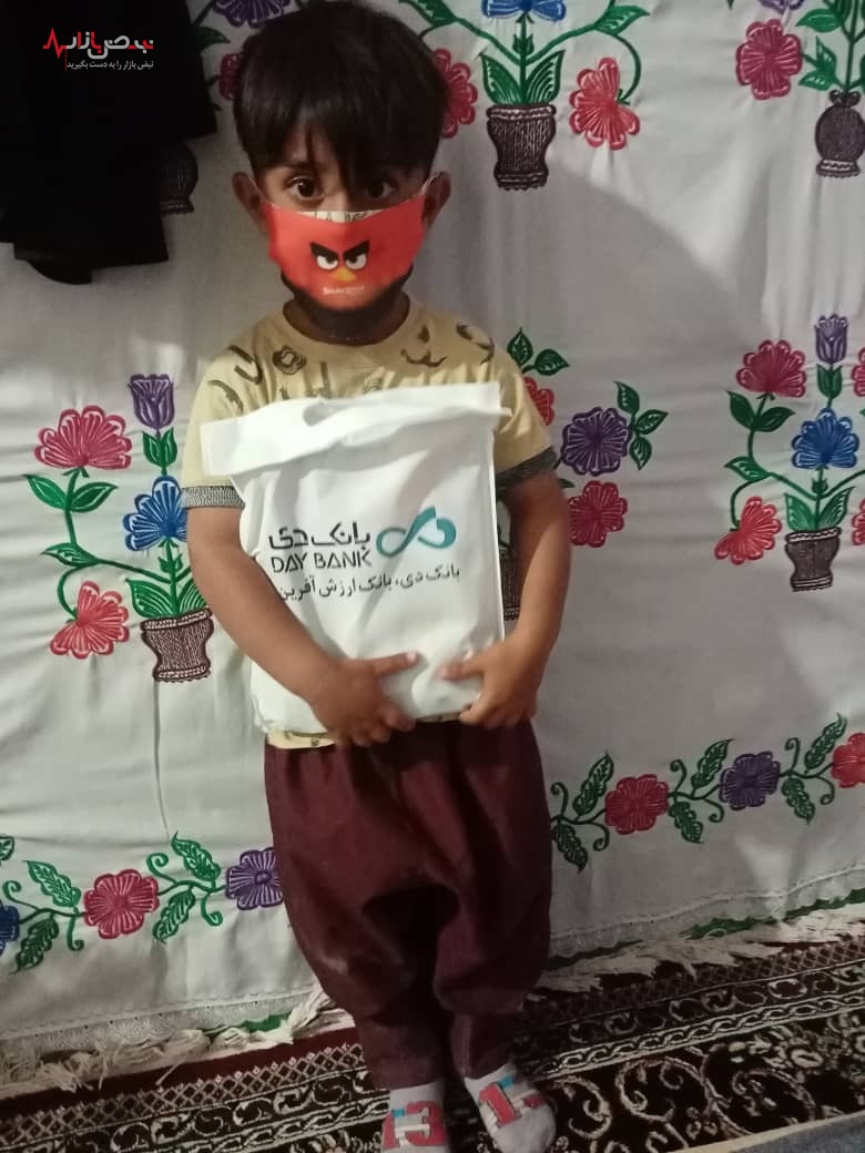 توزیع لوازم‌التحریر اهدایی کارکنان بانک دی در مناطق کم‌برخوردار کشور