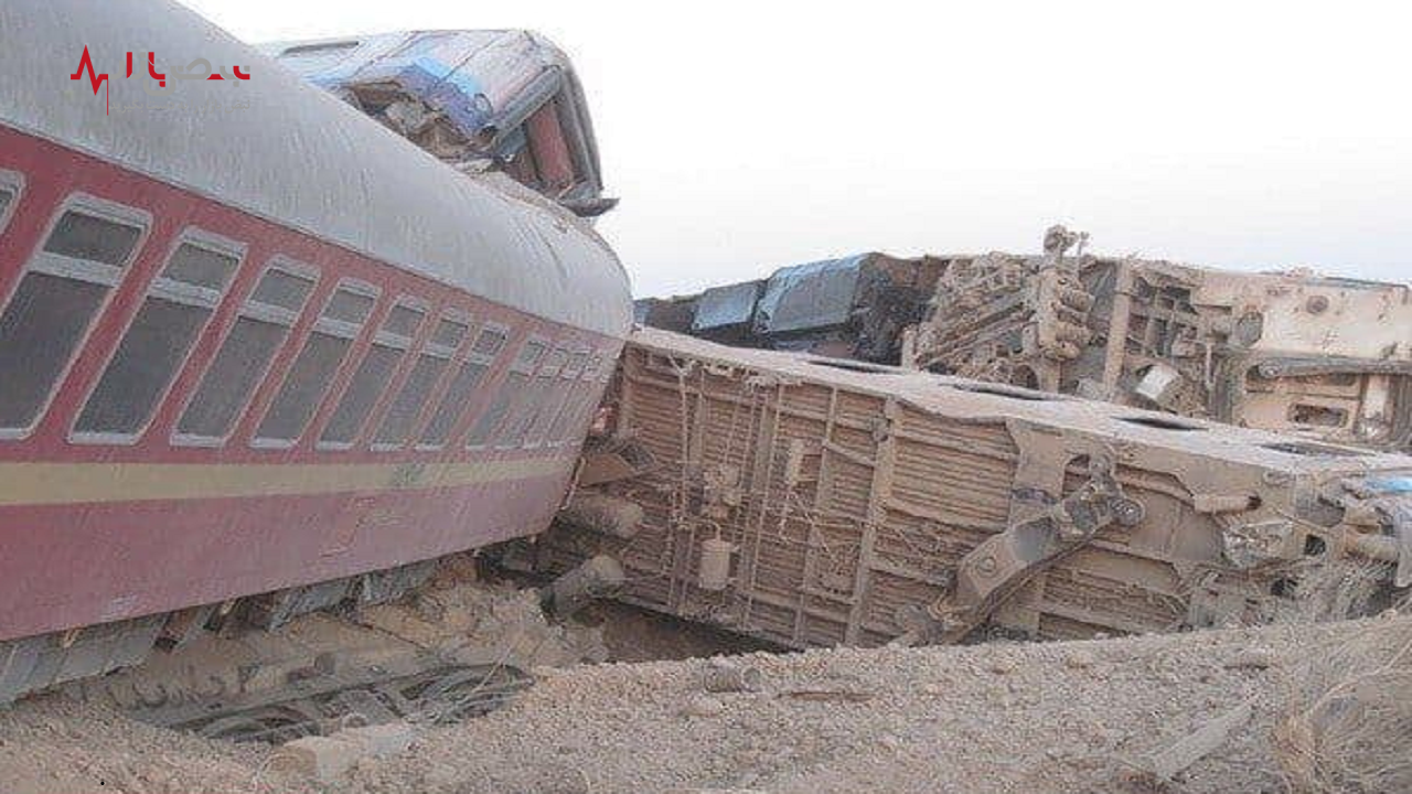 برخورد قطار با بیل مکانیکی حادثه آور شد