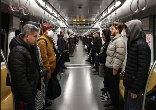 مردم ترکیه بر اساس یک سنت چند دهه ای در لحظه سالگرد فوت مصطفا کمال پاشا (آتاترک: بنیانگذار نظام جمهوری ترکیه) در ساعت 9 و 5 دقیقه صبح روز دهم نوامبر برای ادای احترام به او 1 دقیقه دست از کار کشیده و به سکوت می ایستند./ مترو شهر استانبول/ خبرگزاری آناتولی 