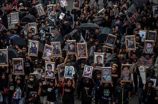 خانواده های 135 قربانی حادثه ماه گذشته در استادیوم فوتبالی در اندونزی برای اجرای عدالت و تحقیقات مستقل و شفاف درباره علل این حادثه و برخورد با مسببان آن دست به راهپیمایی زدند./ خبرگزاری فرانسه 