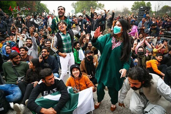 تماشای گروهی بازی فینال جام جهانی کریکت بین دو تیم پاکستان و انگلیس از صفحه نمایشگری بزرگ در شهر اسلام آباد پاکستان/ خبرگزاری فرانسه 