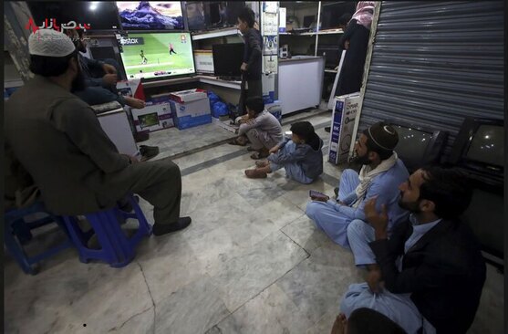 تماشای همین بازی در شهر کراچی/ آسوشیتدپرس 