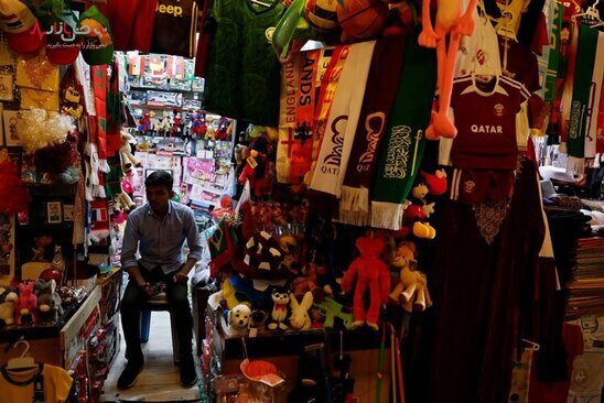فروش اقلام مربوط به جام جهانی 2022 فوتبال در مغازه ای در شهر دوحه قطر/ رویترز 