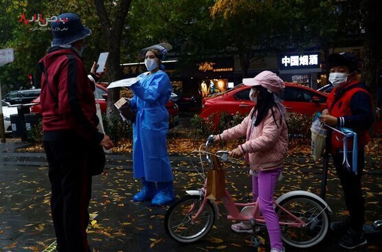 بررسی گواهی واکسیناسیون کووید-19 شهروندان چینی از سوی کادر بهداشتی در شهر پکن/ رویترز 