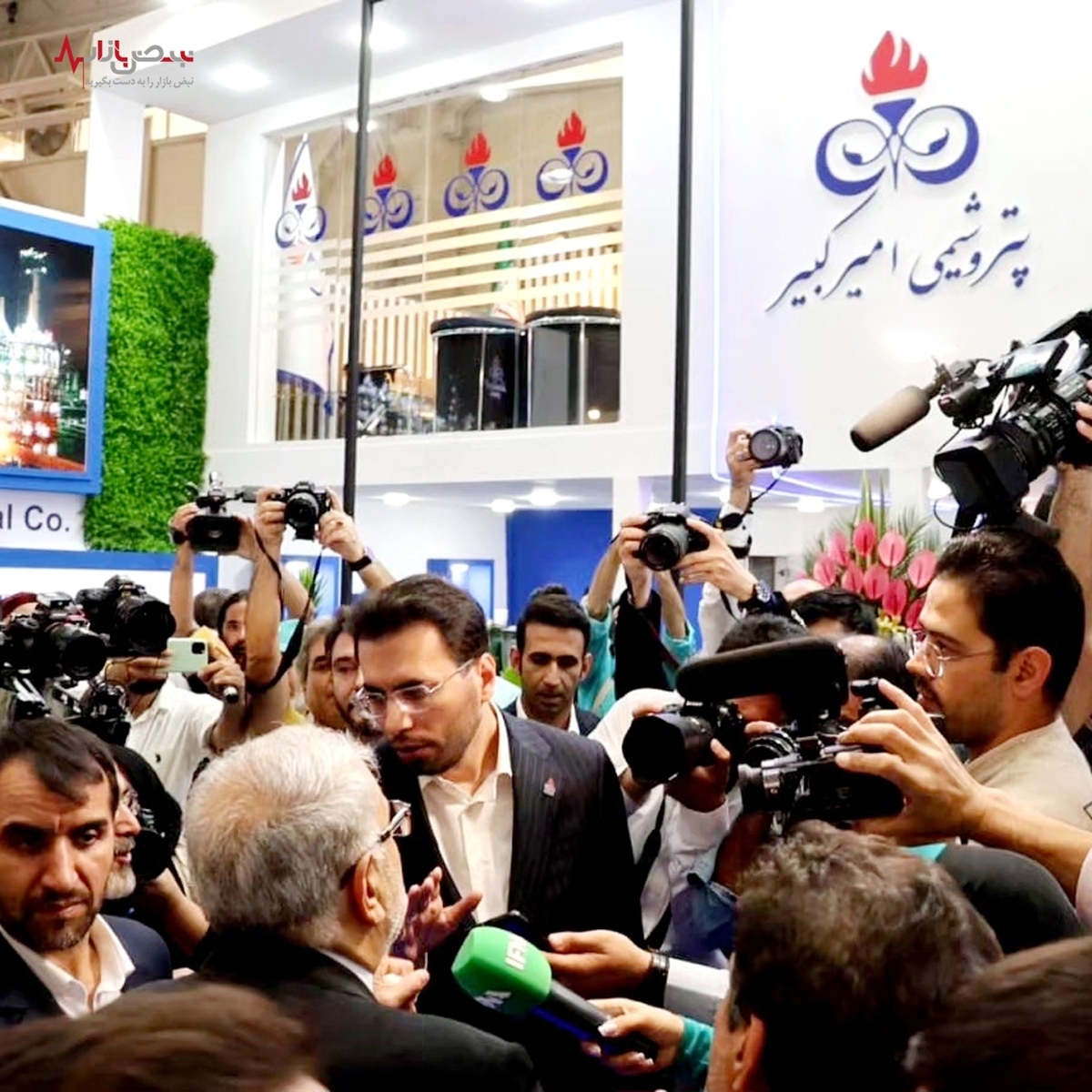 بازدید وزیر نفت از غرفه پتروشیمی امیرکبیر