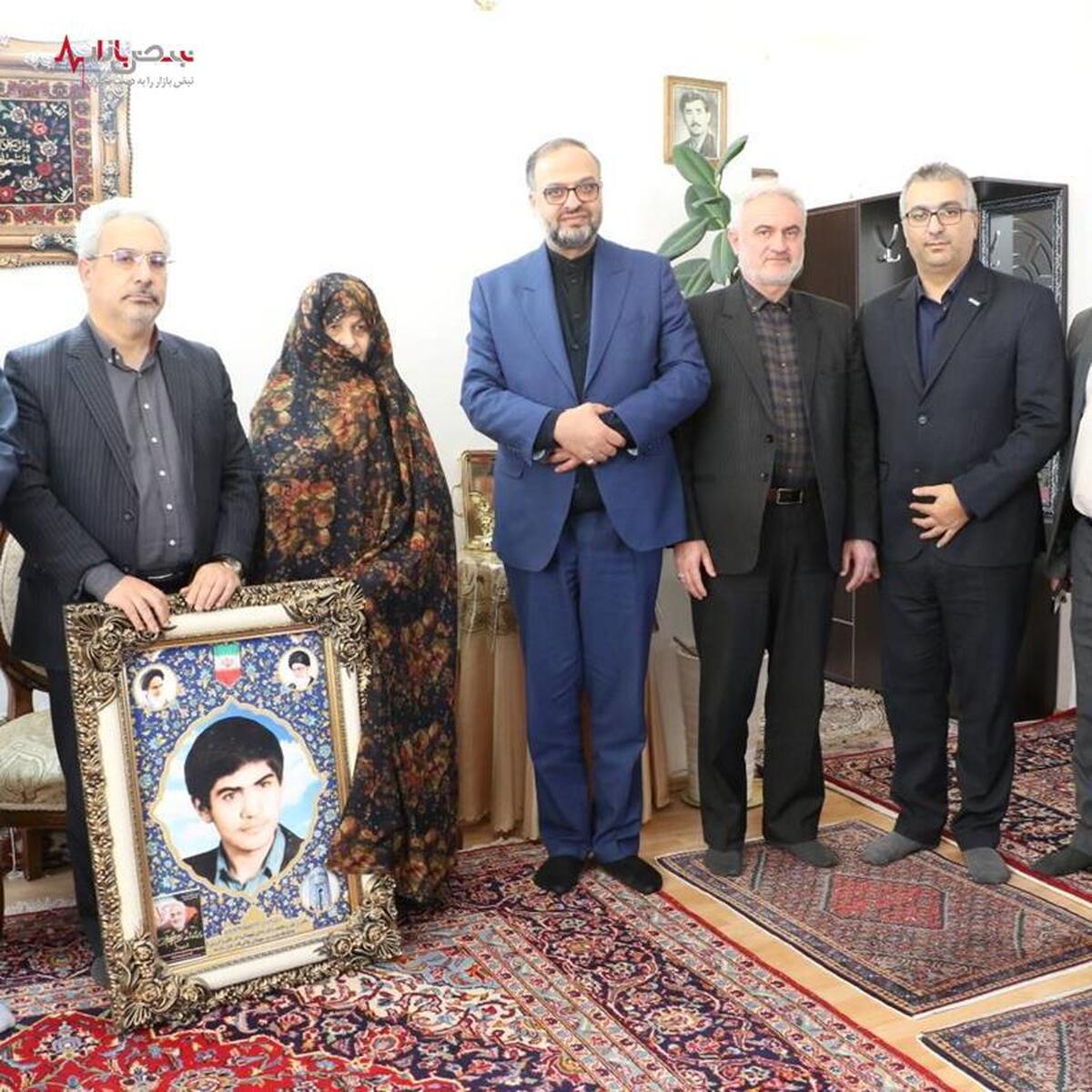 تکریم مادران شهید توسط مدیر بیمه دی در استان اردبیل، طی همراهی با معاون حقوقی و پارلمانی بنیاد شهید