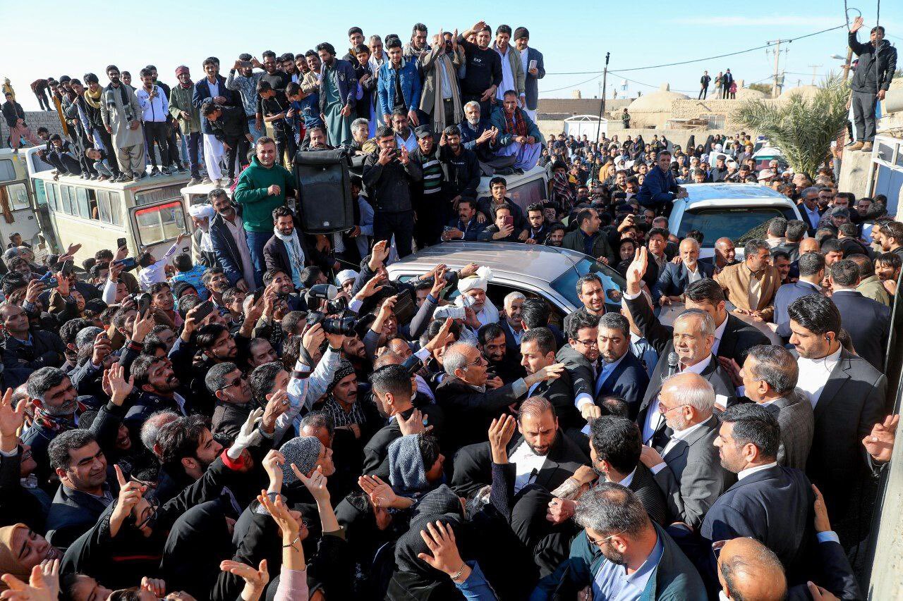 عکس هایی از رئیس جمهور که اینترنت را ترکاند/ بازدید پزشکیان از روستای دوره سربازی