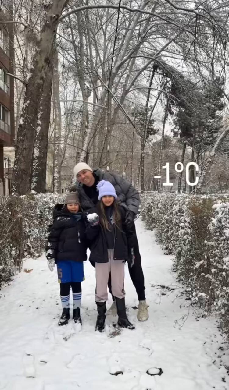 عکس عاشقانه ستاره خارجی استقلال و همسرش در برف تهران