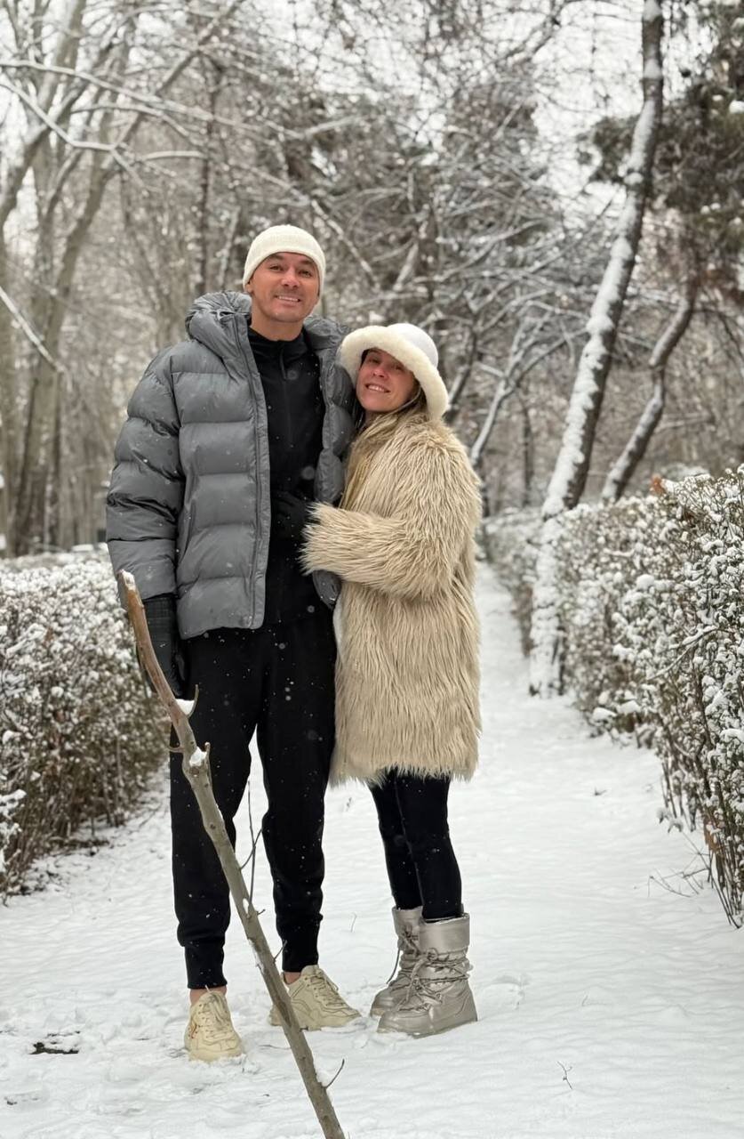 عکس عاشقانه ستاره خارجی استقلال و همسرش در برف تهران