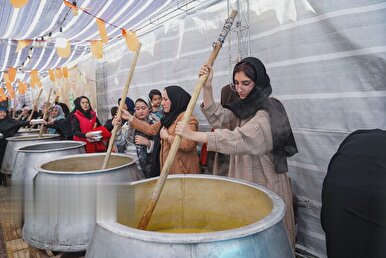 شور و حال پخت ۲۰ تن شله زرد نذری در شیراز