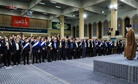 شعرخوانی ابتدایی کارگران در دیدار با رهبرانقلاب در حسینیه امام خمینی (ره)