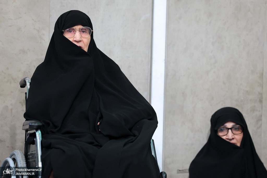 دختر امام خمینی در دیدار با رهبری + عکس
