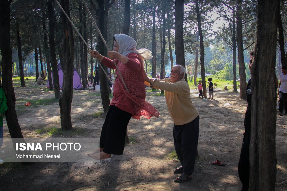 تصویری زیبا از تاب بازی زوج مسن در سیزده به در