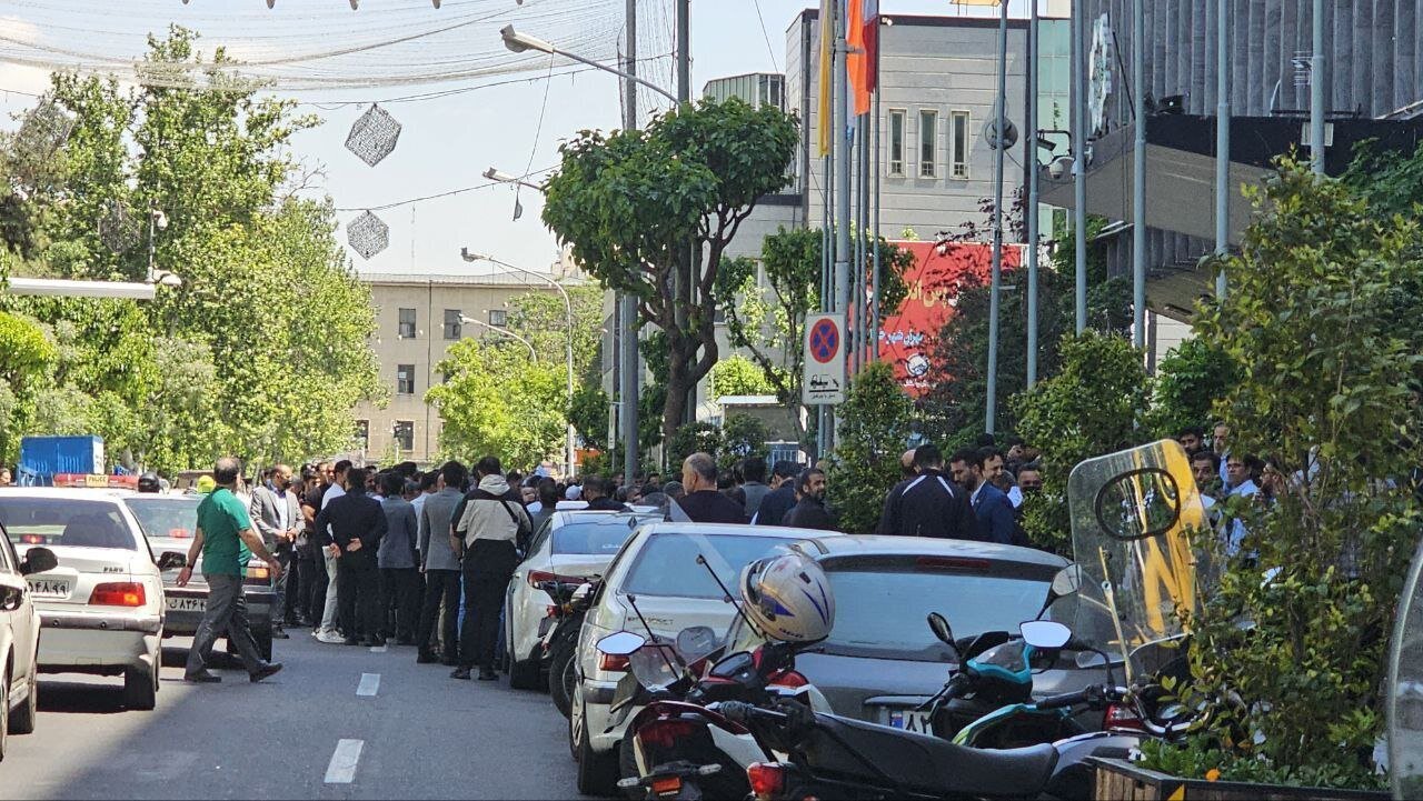 تجمع گسترده کارکنان مترو تهران در اعتراض به زاکانی + عکس