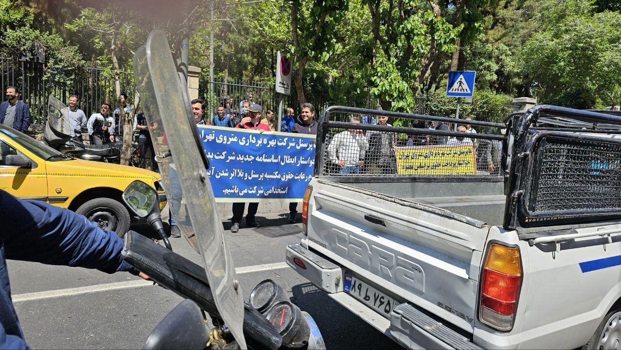 تجمع گسترده کارکنان مترو تهران در اعتراض به زاکانی + عکس