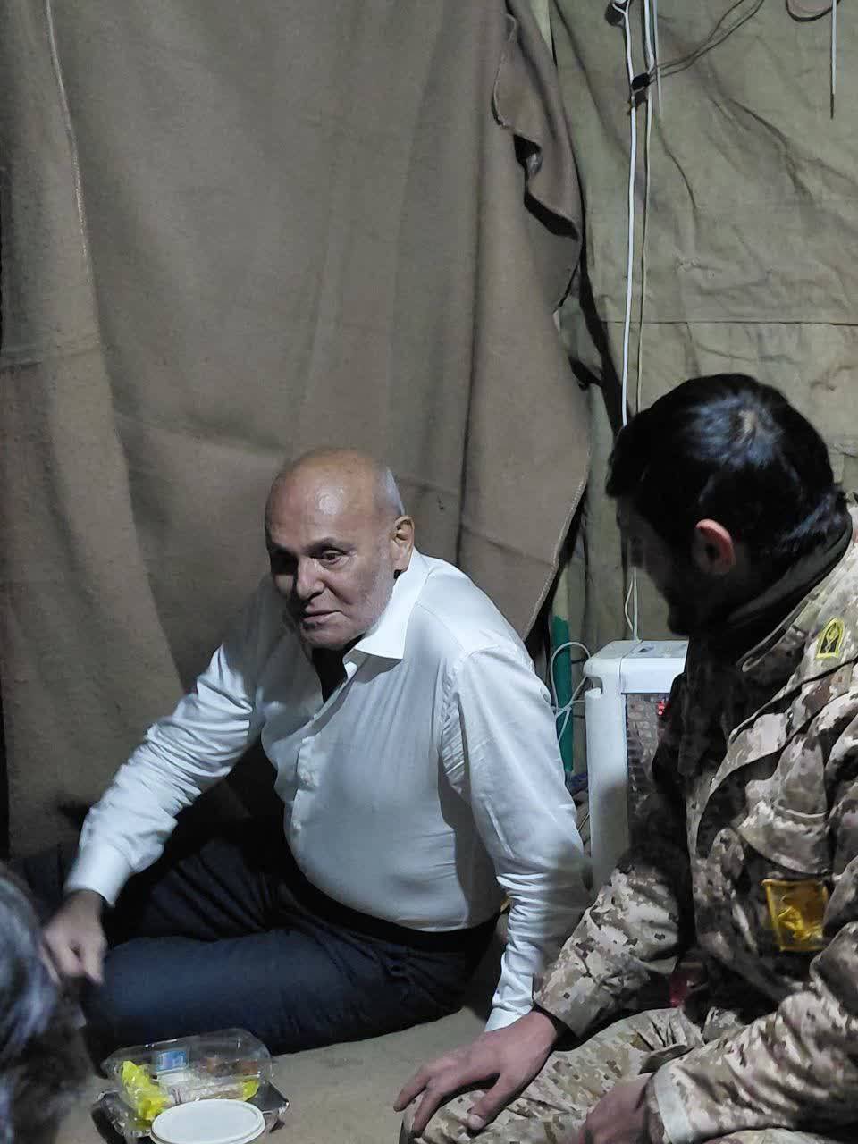 جمشید هاشم پور در کنار حافظان امنیت