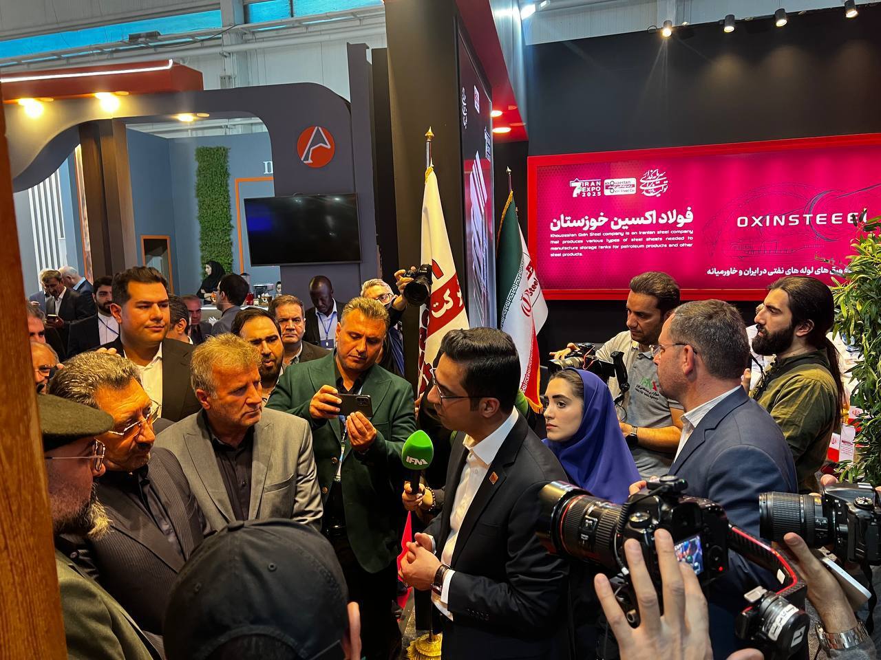 گفتوگوی اتابک با مدیران فولاد اکسین در ایران اکسپو ۲۰۲۵ گفتوگوی اتابک با مدیران فولاد اکسین در ایران اکسپو ۲۰۲۵
