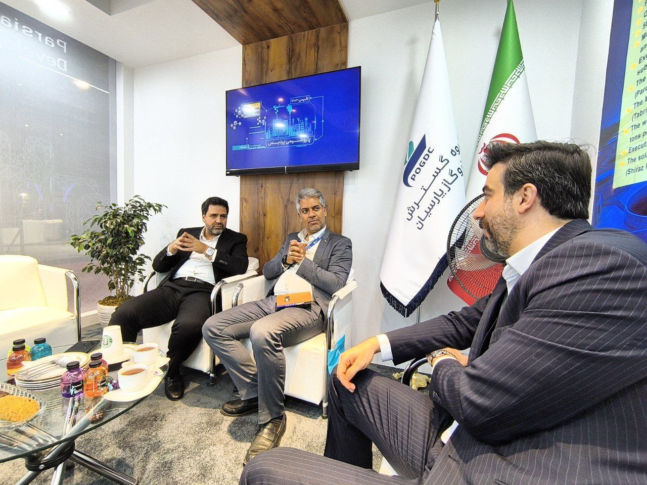 دیدار مدیران مرکز تجاری ایران در عمان با مدیرعامل پتروشیمی تبریز در حاشیه نمایشگاه ایران‌اکسپو