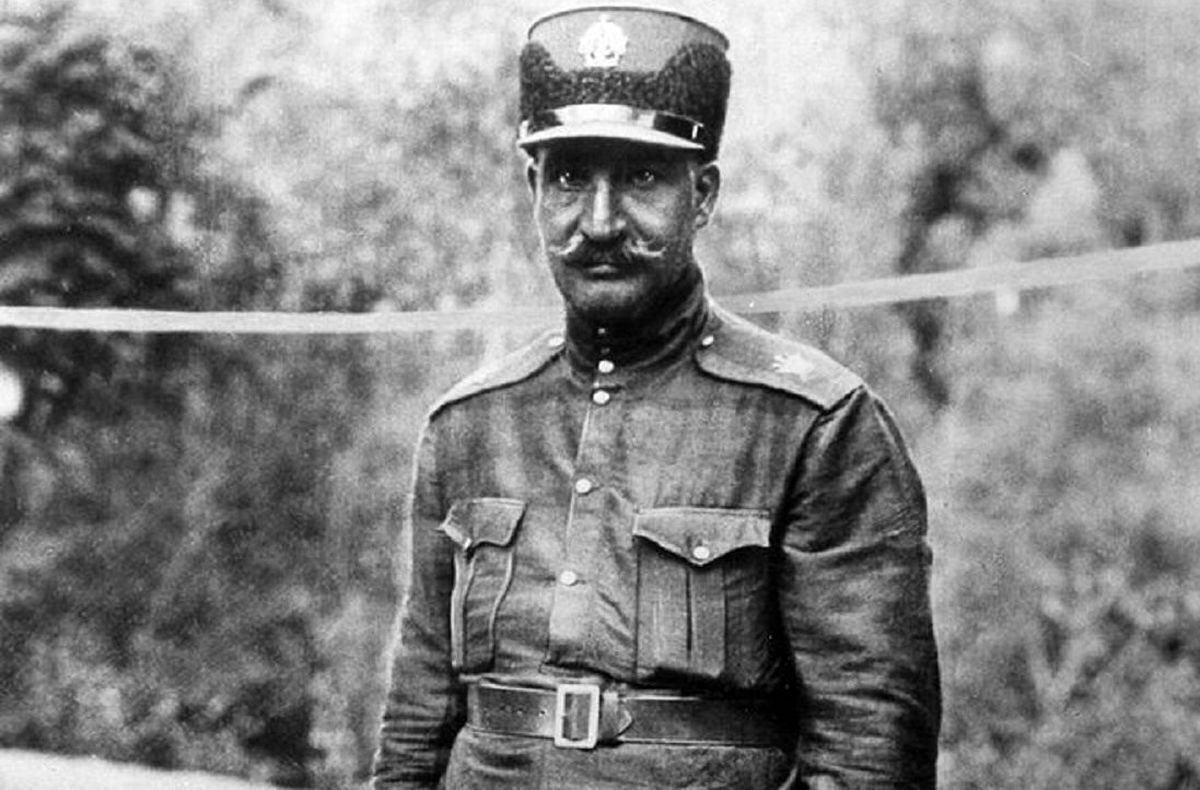 عکس / رضا خان در حال بررسی یک جمجمه ۹۱ سال پیش در دانشگاه تهران