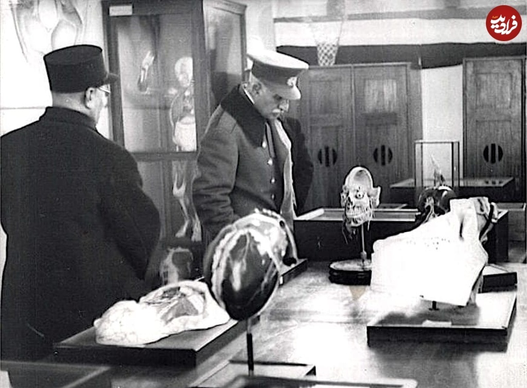 عکس / رضا خان در حال بررسی یک جمجمه ۹۱ سال پیش در دانشگاه تهران عکس / رضا خان در حال بررسی یک جمجمه ۹۱ سال پیش در دانشگاه تهران