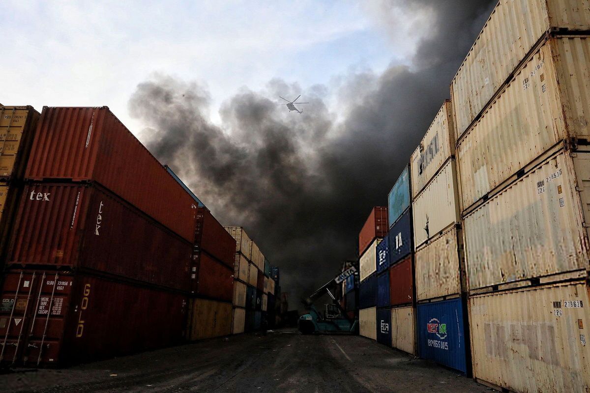 دمای انفجار اسکله ۱۴۰۰ درجه بود / آب روی کانتینرها بخار می‌شد!