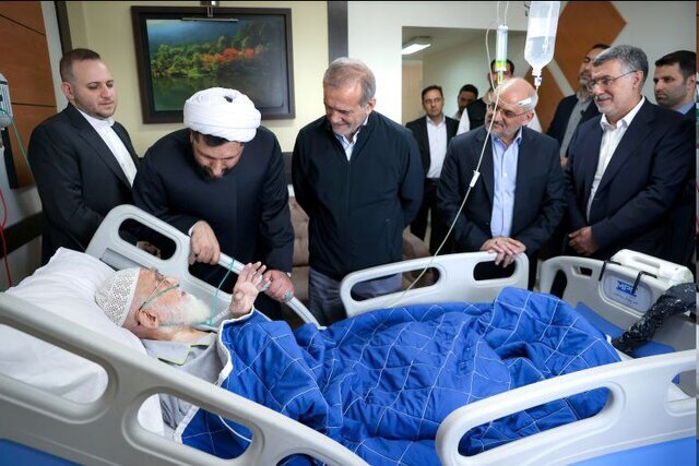 پزشکیان از آیتالله نوری همدانی عیادت کرد + عکس پزشکیان از آیتالله نوری همدانی عیادت کرد + عکس