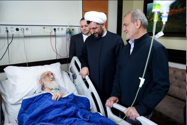 پزشکیان از آیتالله نوری همدانی عیادت کرد + عکس پزشکیان از آیتالله نوری همدانی عیادت کرد + عکس