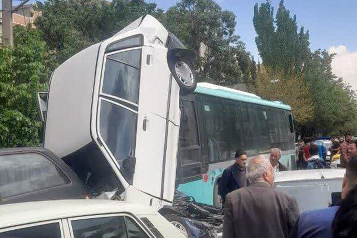 اتوبوس شهری ترمز برید چند ماشین را له کرد!