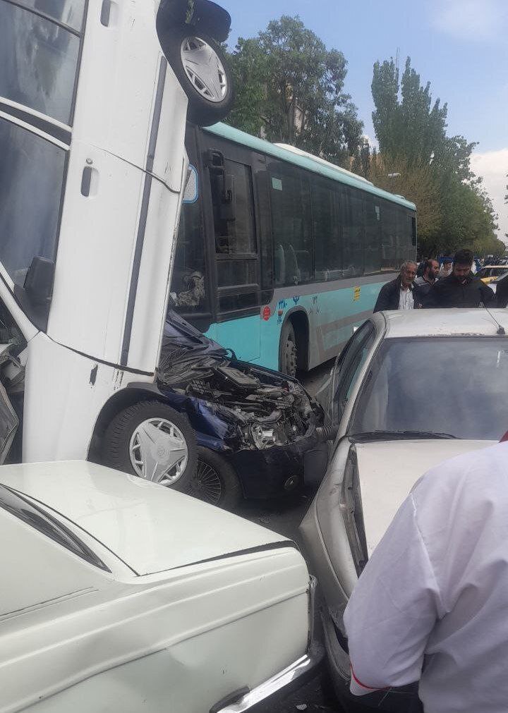 اتوبوس شهری ترمز برید چند ماشین را له کرد!