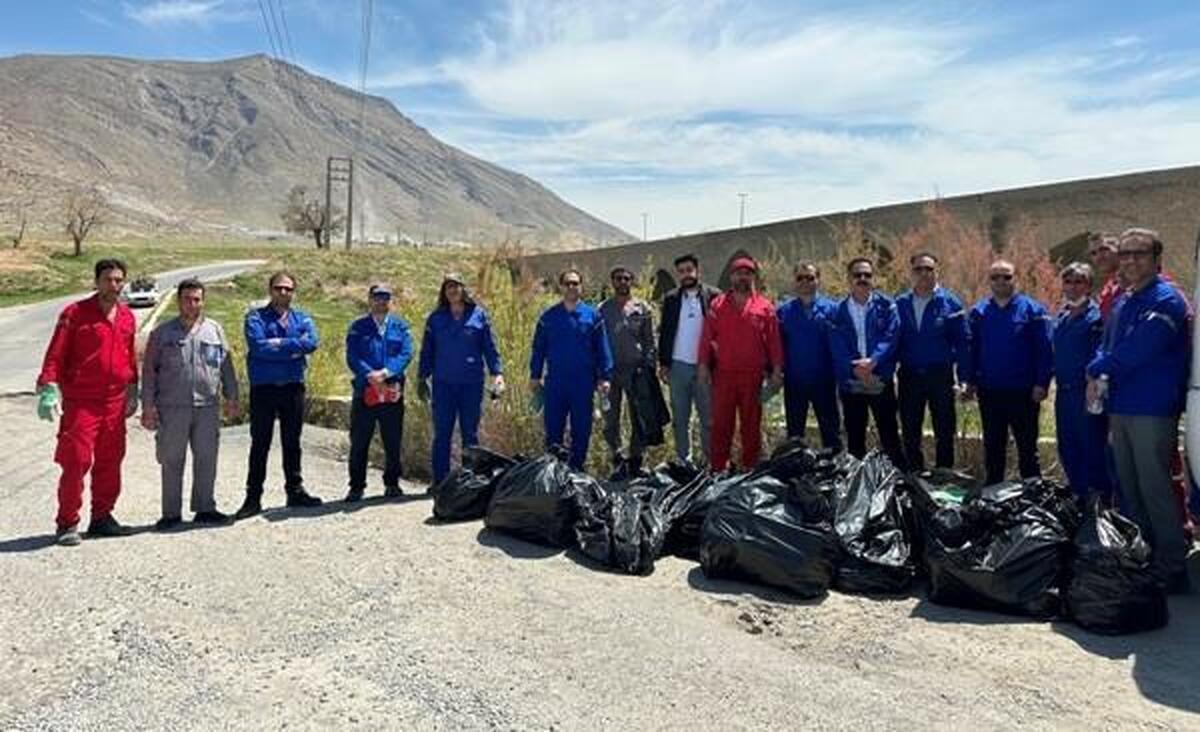 پاکسازی طبیعت به دستان کارکنان پتروشیمی شازند