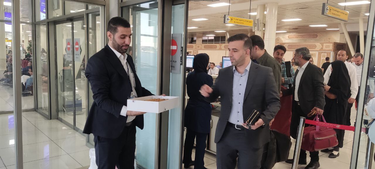 گزارش تصویری / استقبال و پذیرایی از مسافران پرواز‌های تهران – مشهد هواپیمایی چابهار به مناسبت میلاد امام رضا و دهه کرامت