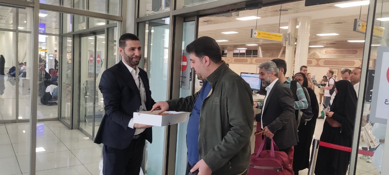 گزارش تصویری / استقبال و پذیرایی از مسافران پرواز‌های تهران – مشهد هواپیمایی چابهار به مناسبت میلاد امام رضا و دهه کرامت