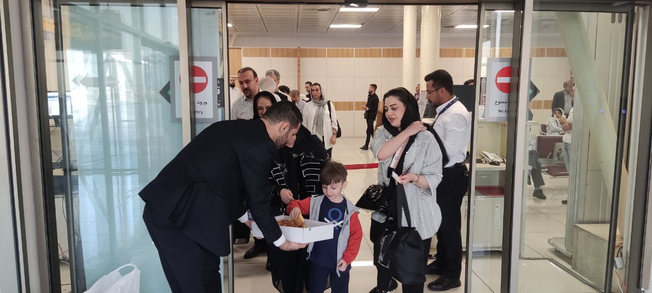 گزارش تصویری / استقبال و پذیرایی از مسافران پرواز‌های تهران – مشهد هواپیمایی چابهار به مناسبت میلاد امام رضا و دهه کرامت