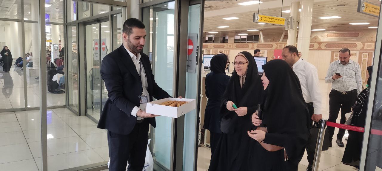 گزارش تصویری / استقبال و پذیرایی از مسافران پرواز‌های تهران – مشهد هواپیمایی چابهار به مناسبت میلاد امام رضا و دهه کرامت