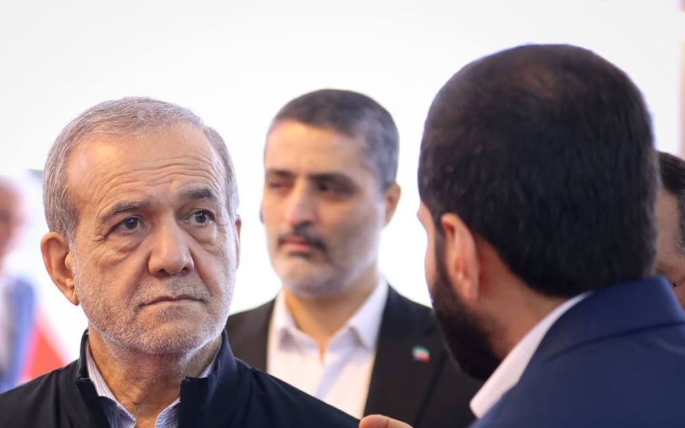 بازدید رئیسجمهور از غرفه آریاساسول بازدید رئیسجمهور از غرفه آریاساسول