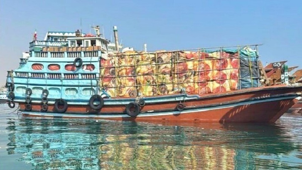 توقیف یک لنج تجاری با ۱۷۶ دستگاه ماینر قاچاق