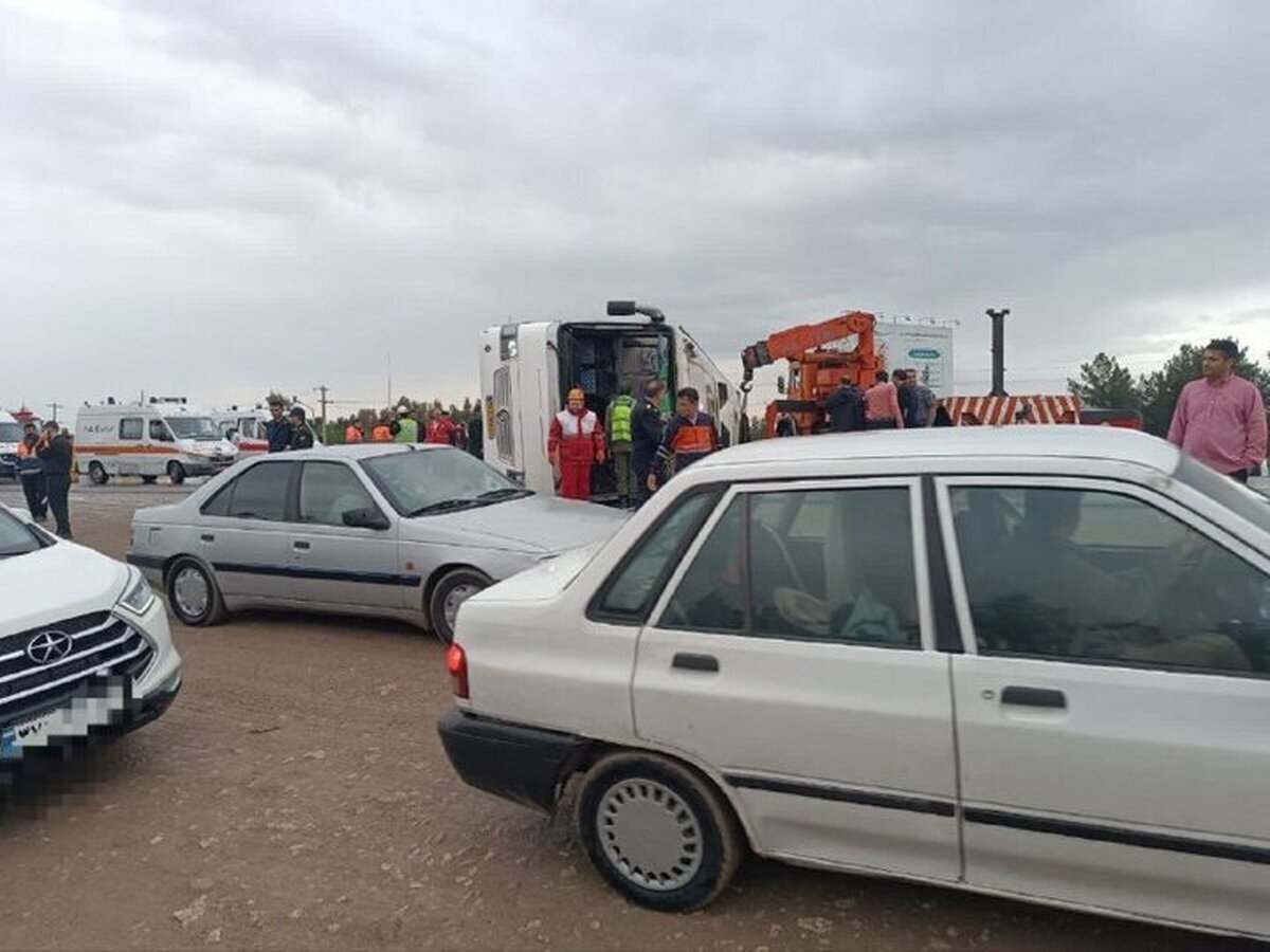 جزئیات واژگونی اتوبوس در آزادراه تهران با ۸ مصدوم و یک جان‌باخته